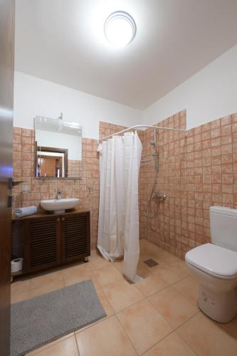 Et badeværelse på Chalets in Arez - Adagio