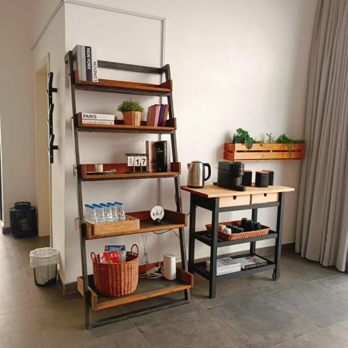 a room with a shelf and a table and a shelf at Gulfa 9 in Sinādil