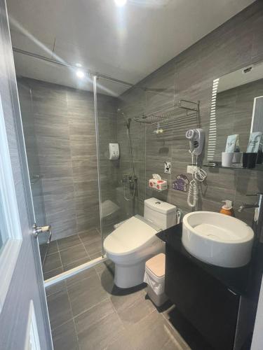 a bathroom with a toilet and a sink and a shower at Night Sea Homestay in Jiufen