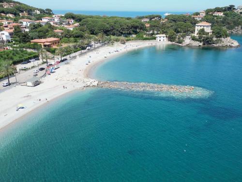 an aerial view of a beach with people in the water at La Pergola Bilocale 6 - Cavo in Cavo