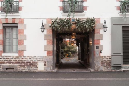 an entrance to a white building with a hallway at Sezam Appart-Hotel Rennes in Rennes