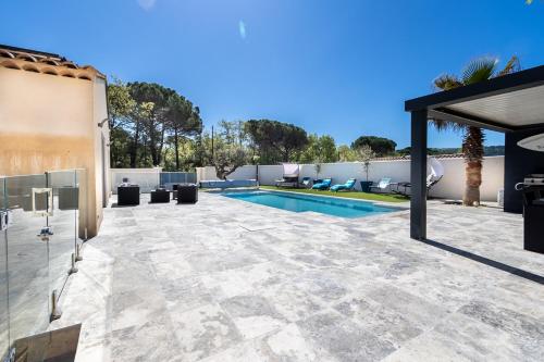 Villa L'oasis في Camps-la-Source: فناء مع مسبح ومنزل