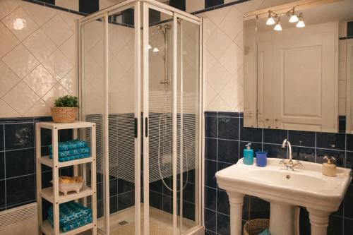 a bathroom with a shower and a sink at Maison Monbazillac avec piscine 2-4 pax in Monbazillac