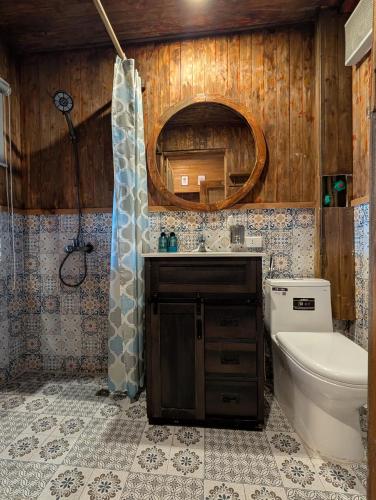 a bathroom with a toilet and a sink and a tub at Charming Home Tà Xùa in Bắc Yên