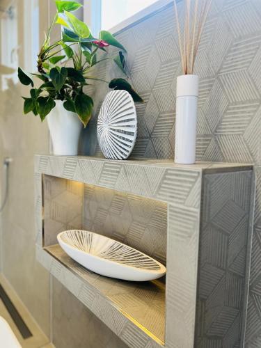 a shelf with a plate and vases on it at LOFT - Exclusive Penthousewohnung in Könen