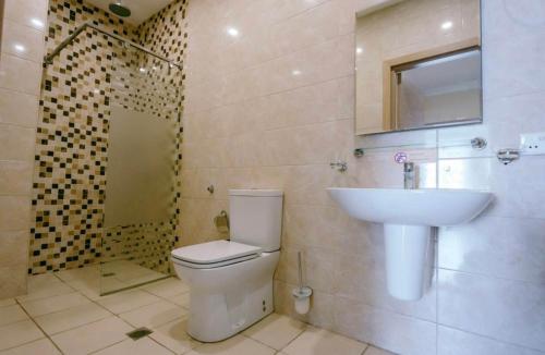 ein Badezimmer mit Toilette und Waschbecken in der Unterkunft New Zeon in Baku
