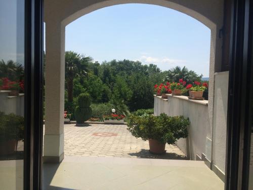 Κήπος έξω από το Apartments Lili