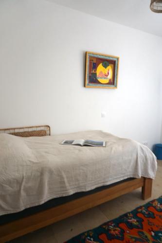 a bed in a bedroom with a picture on the wall at Villa Tsakalaki in Stavríon