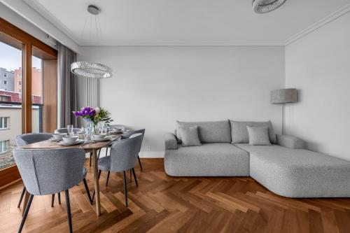 Ochota Apt - Parking, Balcony & Railway Nearby - by Rentujemy