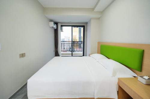 Llit o llits en una habitació de GW Hotel