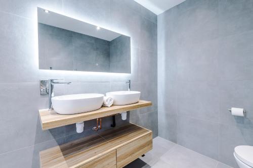 a bathroom with a sink and a mirror at Spring Mount - 3 Bedrooms - Close to Convention Centre in Harrogate