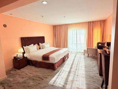 a hotel room with a bed and a window at فندق ستارفيش الحوراء الفندقية in Umm Lajj
