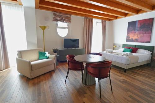 ein Wohnzimmer mit Sofa und Tisch in der Unterkunft Eccelso Case Vacanza - Suite & Spa in Palermo