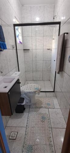 a bathroom with a shower and a toilet and a sink at Rancho e Pesqueiro do Cowboy in Piedade