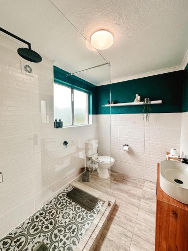ein Badezimmer mit Toilette und Waschbecken in der Unterkunft Ebb & Flow in Hermanus