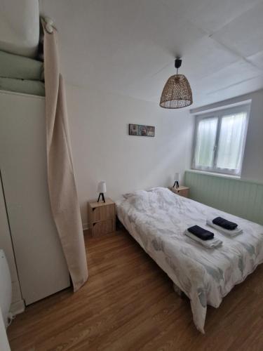 a bedroom with a bed in the corner of a room at Montignac, t2 proche Lascaux in Montignac