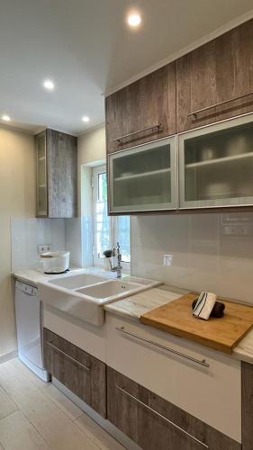 una cucina con mobili in legno e un lavello di Old Village a Vilamoura