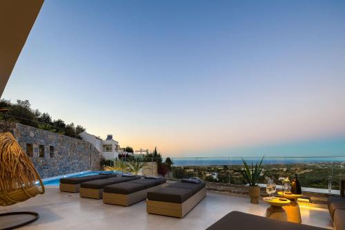 Villa ANDRIOTIS "Brand-New Luxury Villa Infinity Pool & Sea View 15 min to Rethymno"