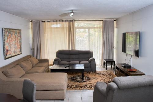 Castille Lodge Avenues - No Power Cuts, Netflix, DSTV, Sleeps Max 9
