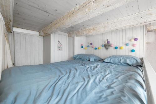 Old town flat في أنِسي: سرير ذو ملاءات زرقاء في غرفة