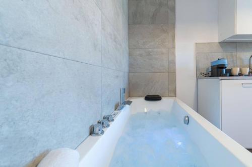 Estudio con jacuzzi y vistas al mar