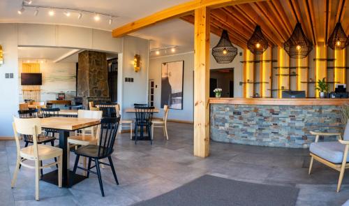 a restaurant with a table and chairs and a bar at Hotel Laraquete in Laraquete