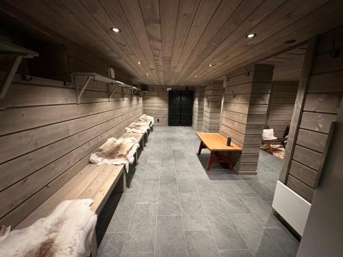a row of benches in a room with a row at Grönländaren Lodge in Funäsdalen