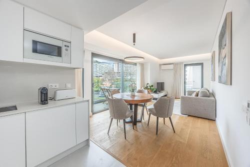 a kitchen and dining room with a table and chairs at Acqua Residence in Funchal