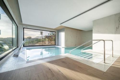 Luxury Oasis 2 Bed Apartment with Scenic Views