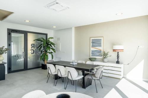 Luxury Oasis 2 Bed Apartment with Scenic Views