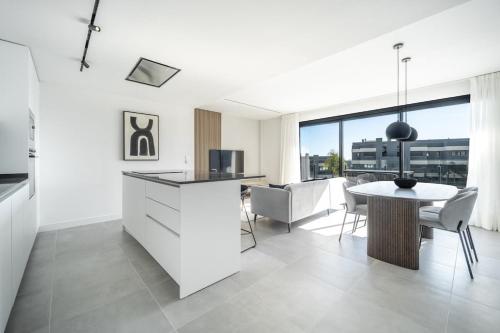 Luxury Oasis 2 Bed Apartment with Scenic Views
