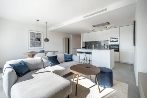 Luxury Oasis 2 Bed Apartment with Scenic Views