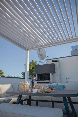 Villa Sofrania- Panoramic Views, Pool, Hot Tub, Location!