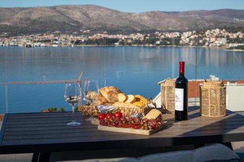 Villa Sofrania- Panoramic Views, Pool, Hot Tub, Location!