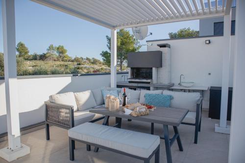 Villa Sofrania- Panoramic Views, Pool, Hot Tub, Location!