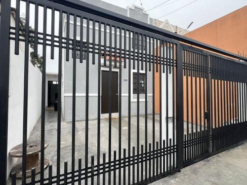 a black metal gate on the side of a building at Casa cerca del aeropuerto con dos habitaciones todo incluido in Monterrey