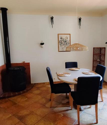 a dining room with a table and chairs at Markádia in Alvito