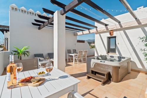 Luxurious penthouse with jacuzzi and panoramic sea views