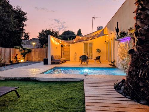 une cour arrière avec une piscine et une maison dans l'établissement Villa Bali, à Tourbes