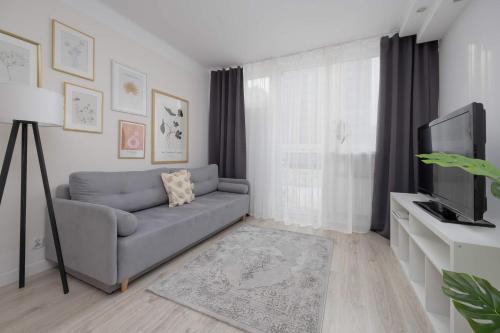 Spacious Two Bedroom Apartment with Bathtub by Noclegi Renters