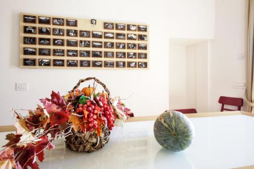 a table with a basket of fruit on top of it at Palazzo Tronconi agriturismo in Arce