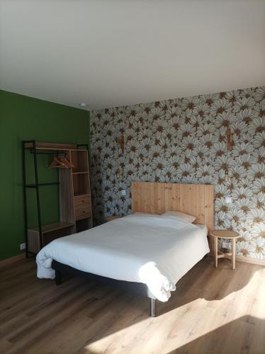 Le chouette studio في Châteauthébaud: غرفة نوم بها سرير أبيض كبير وجدار أخضر