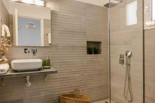 a bathroom with a shower and a sink at Lourdas Sunshine in Lourdata