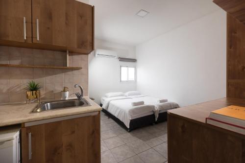 a kitchen with a sink and a bed in a room at Bella Vista House - בלה ויסטה האוס in Eilat