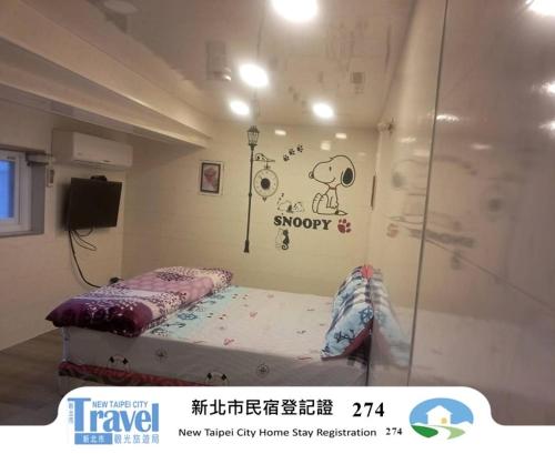a room with a bed with a sign on the wall at Jiufen Let's go Bed and Breakfast in Jiufen