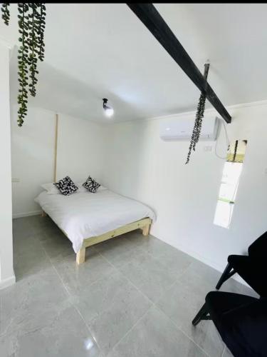 a white room with a bed in the corner at חמדת השקד in Mishmār Hāyardin