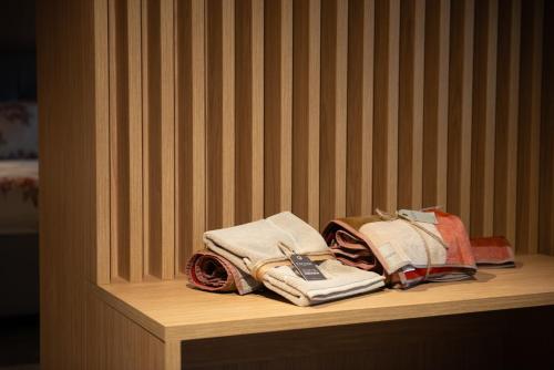 a pile of towels sitting on top of a shelf at Terrazza Retica in Piateda