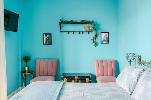 Vintage Art home on the sea