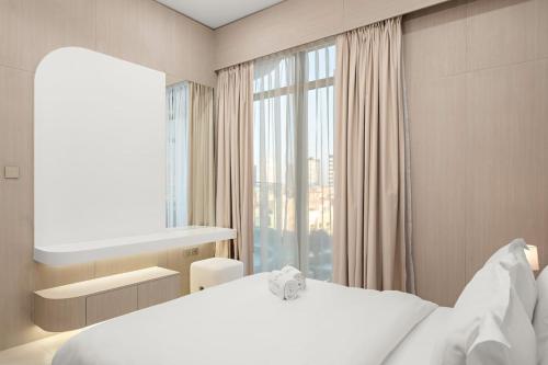 FIRST CLASS 1BR Pearl House Elegance في دبي: غرفة فندق بها سرير ونافذة