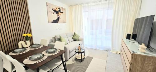 Center Nice, 10min beach, parking, terrace, direct tram